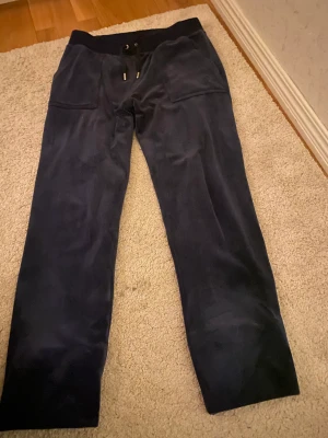 Juicy couture  - Säljer mörkblått juicy sett för 800 för hela sättet och 400 kr st Tröjan är storlek S och byxorna storlek M + att dom är uppsyda ca 10 cm💙har ni frågor så är det bara att skriva till mig! 