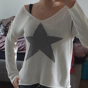 Stickad Tröja - Stickad V-ringad stjärn-tröja från Bandelid. Super söt!  Köpt second-hand för ett tag sen men finns inga defekter. Står M men passar mig som brukar ha Xs-S. Pris går att diskutera vid snabb affär!