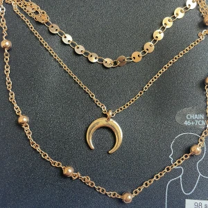 Halsband |montini| - Ett halsband som jag fick i present. men jag har aldrig använt det då det inte var min stil riktigt, ord pris: 98sek (se på bild 2) 