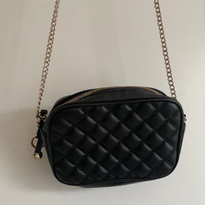 Crossbody väska🙌🏻 - Extremt fin och praktiskt väska, crossbody. Perfekt storlek och med guld detaljer!❤️
