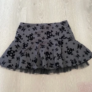 Dödskalle kjol - Jag älskar denna kjol, så cool och unik men den kommer inte till användning längre. Den är väl använd så lite sliten men annars bra skick🌸 