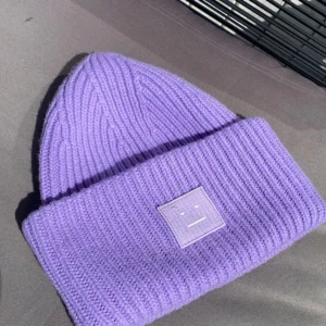 Acne mössa - Hej, säljer den här acne mössan. Köpte den på plick för 1 år sen, men den har inte kommit till användning. Köpte för 900kr, men säljer för 500+ frakt💕