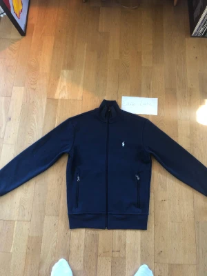 Ralph Lauren track jacket - Knappt använd tröja i nyskick. Säljer eftersom jag vuxit ur den. Storlek XS. Nypris 1199.