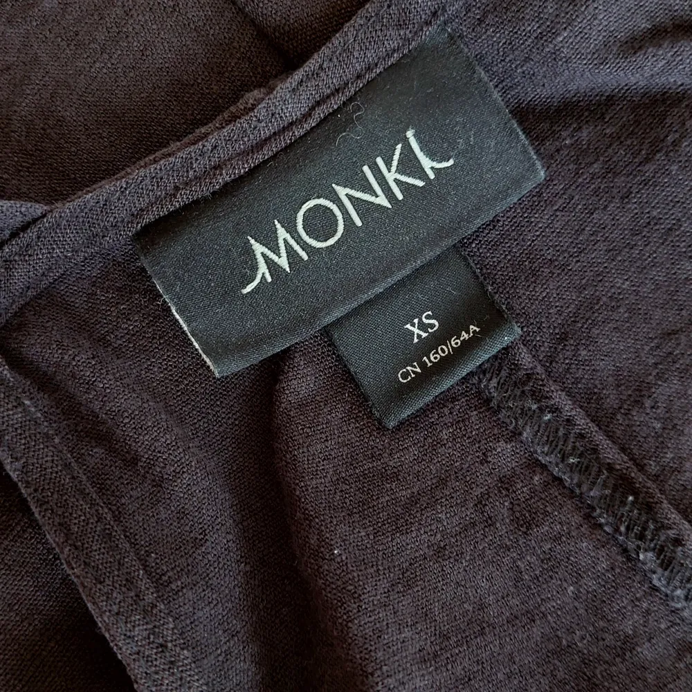 Hängselbyxor frå monki i tunnare material som liknar linne. Väldigt sköna och perfekta på våren och sommaren. . Jeans & Byxor.