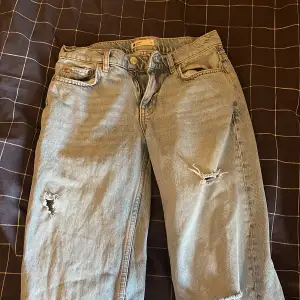 Low waisted jeans från Gina Tricot i storlek 32