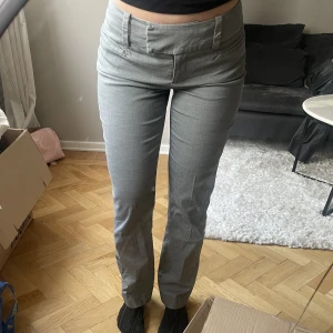 Lågmidjade kostymbyxor - Skitsnygga kostymbyxor från STOCKH LM, bra skick! De är raka i modellen och passar någon som är max 160 🫶🏼Går även att lägga ner ca 2 cm
