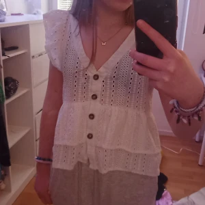 Vit sommar blus💞 - Oanvänd blus som är perfekt till sommaren, storlek står inte kvar men skulle säga att den är i xs-s. Meddela om någon är intresserad!💗💗💗💗