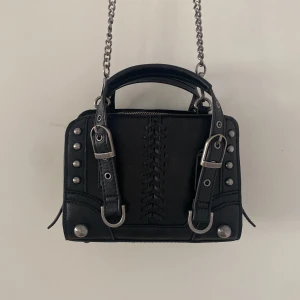 svart handväska zara ❤️‍🔥 - säljer denna supersnygga handväskan från zara 💗är i superfint skick 💞 man kan ta bort banden, och det finns ett litet fack inuti. kontakta mig för fler bilder eller intresse 💖priset kan såklart diskuteras!🥰