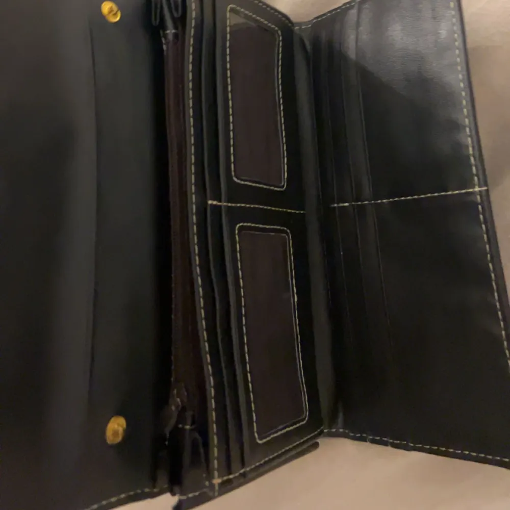 Fin svart plånbok i bra skick, har dock ingen koll vart ifrån jag köpt den. ❤️köp helst med Instabox frakt❤️. Väskor.