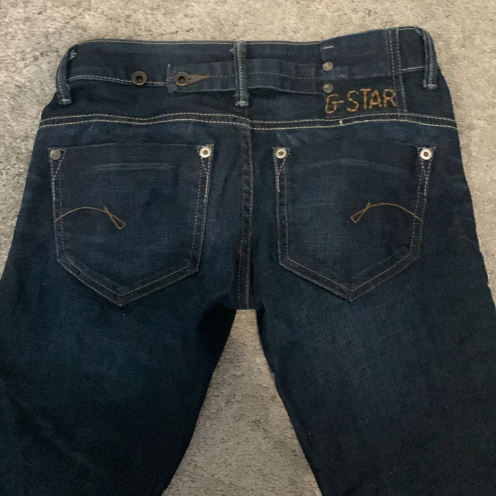 Superfina bootcut/straight jeans från G-star. Det är bara att höra av sig för mer mått eller bilder. Proset kan diskuteras💗. Jeans & Byxor.