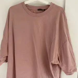 Rensar ur garderoben och säljer kläder som jag knappt/aldrig använt.  Här har vi en rosa t-shirt som knappt är använd från asos. Den är oversized Klicka in på mitt konto för fler kläder eller dm för fler frågor🥸