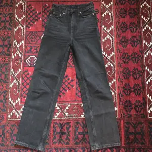 Svarta/lite gråa jeans den weekday i modellen ROWE, mycket använda men fint skick💫