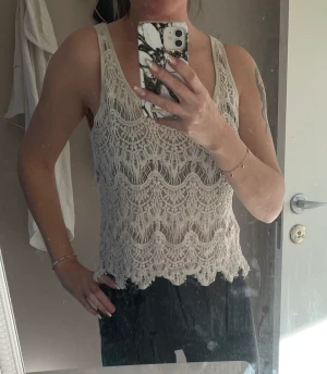 Linne från bikbok  - Linne från bikbok storlek xs men passar mig som är en s 💕 den är i beige/vit färg 💕