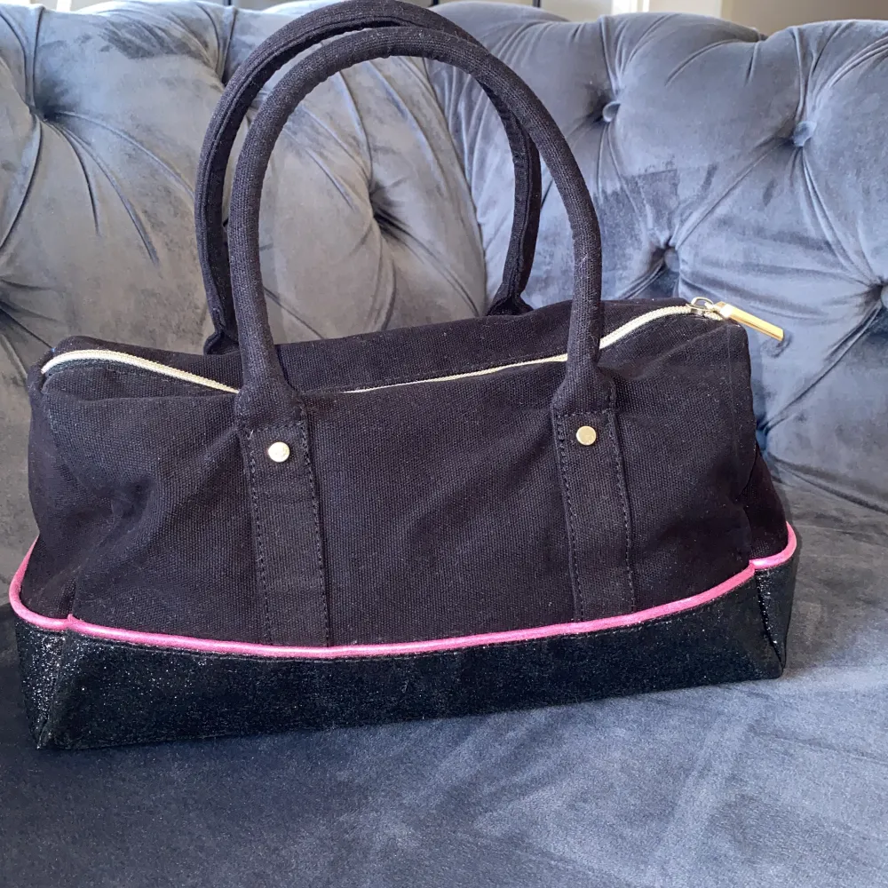 Jättefin handväsk från Victoria’s Secret, bara att fråga om mått eller fler bilder. Pris går alltid att diskutera❣️. Väskor.