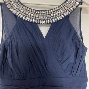 En fin marin blå klänning i storlek S