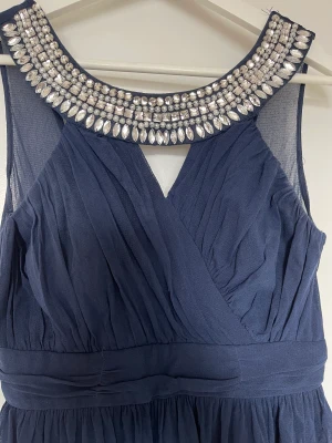 Kläning som ny - En fin marin blå klänning i storlek S