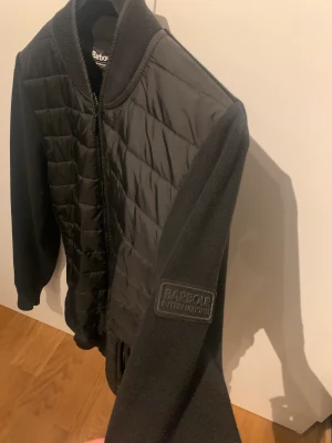 Barbour cardigan  - Barbour cardigan i fint skick! Storlek small  Helt fri från hål och annat liknande. Nypris cirka 2500kr