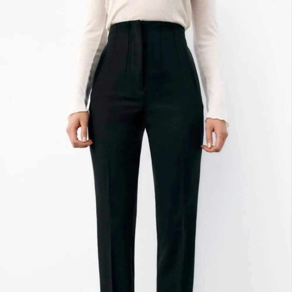 Sparsamt använda kostymbyxor från Zara. De är högmidjade och lite kortare. Inga defekter eller liknande. Jeans & Byxor.