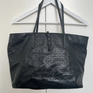 Svart By malene birger väska - Hel svart by malene birger väska. Använd men fortfarande i fint skick.  Några skador som kan ses på bilderna 