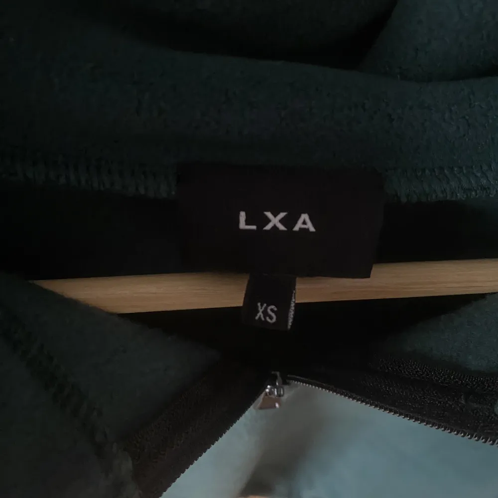 Grön Half Zip fleece från LXA!! Säljer den då den inte kommer till användning, använd Max 5 gånger! Pris är diskuterbart🤍. Tröjor & Koftor.
