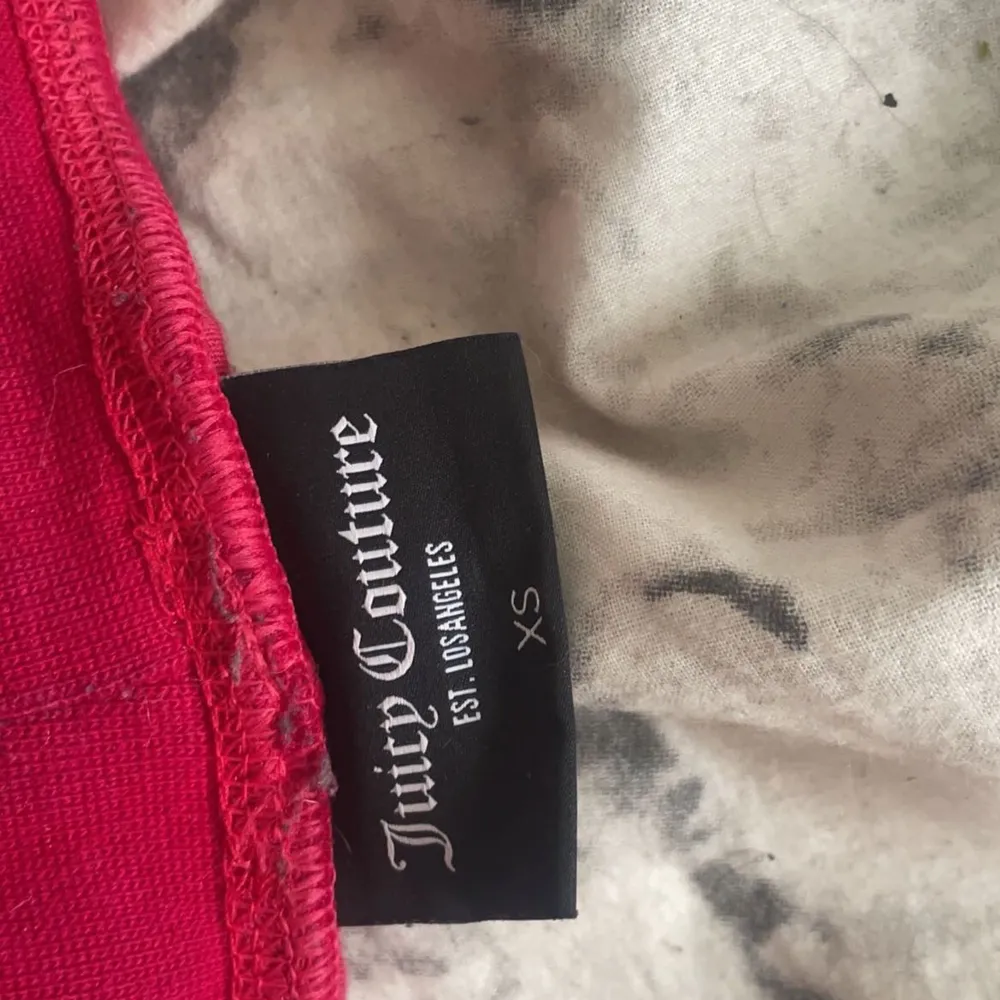 Ett par röd/rosa juicy byxor i storlek xs. Använda ca 2 gånger och köpta för 1100. Säljer pågrund av att de inte används så mycket längre🌸☺️Det här är min kompis byxor så därför det en annan person på bilderna, kan kanske sänka priset senare😇. Jeans & Byxor.