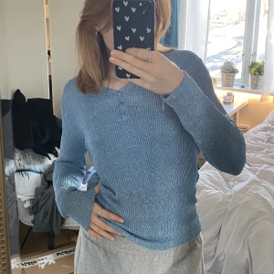 Blå glittrig tröja - Väldigt unik glittrig tröja köpt second hand i Barcelona, spårbar frakt 60kr💕