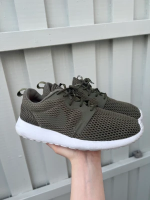 Nike roshe run khaki  - Khaki gröna roshe run khaki i 39.  Använda men sparsamt 