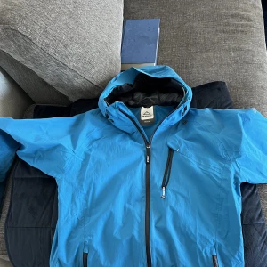 Mckinely regnjacka - Regnjacka, Bra skick, använt fåtal gånger.