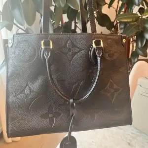 Medelstor Louis Vuitton Väska i svart