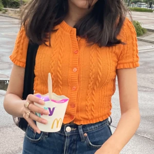 Topp - Fin topp från zara! Använd väldigt sällan därmed som ny! Fin orange förg som terndar i sommar 