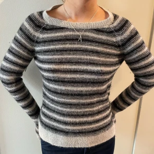 Randig stickad tröja - På måndag 10/04 släpps denna tröja på vår hemsida som finns länkad i vår instagram profil; utvaltuf ❤️❤️