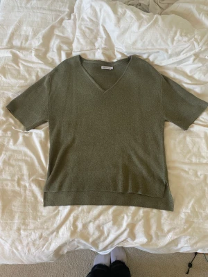 Kortarmad stickad tröja  - En jättefin stisckad t-shirt med V-ringning som endast är använd ett fåtal gånger. Den är i storlek xs men passar även S och M! Köparen står för frakten❤️