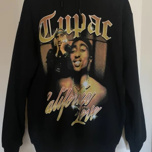 Tupac hoodie - Oversize hoodie från pull&bear med fickor. Något noppig men inga slitningar på trycket.
