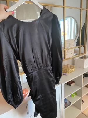 Svart festklänning använd endast en gång  - Svart festklänning som jag bara använt på nyår. Nypris 699 men säljer för 350