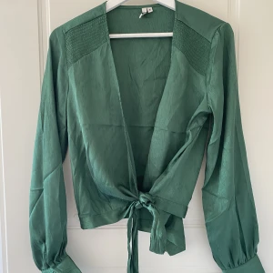 Topp - Jättefin grön topp från Nelly, använd en gång då jag råkade dra bort en knapp och inte orkat sy fast en ny.   Ny knapp medföljer! Överlag jättefint skick.