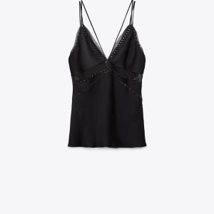 Zara topp med nitar - Säljer denna ascoola partytoppen från zara i strl xs, helt slutsåld på hemsidan. Använd 1 gång!! Köparen står för frakt👌🏼👌🏼