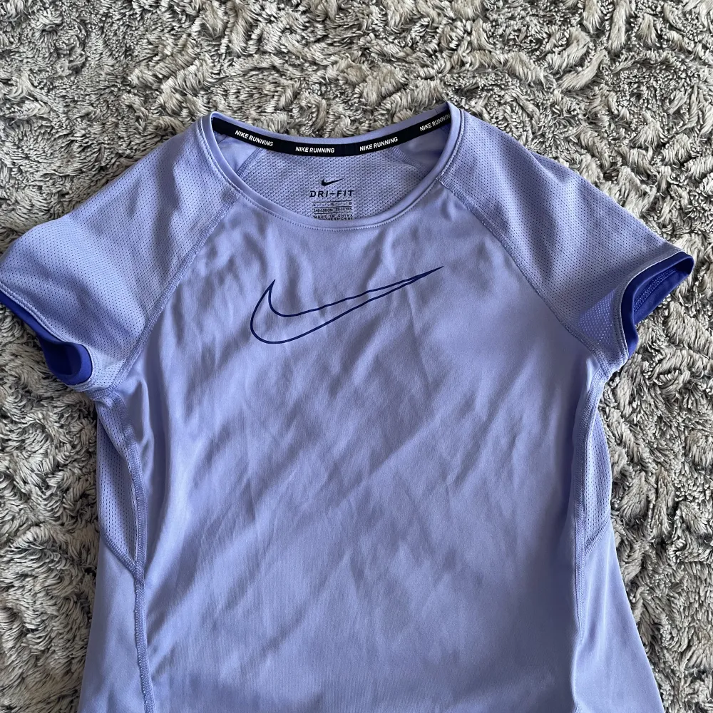 Lila tränings-tshirt från Nike. Storlek 146/156 (barnstorlek) men sitter såhär på mig som har S vanligtvis💜. T-shirts.
