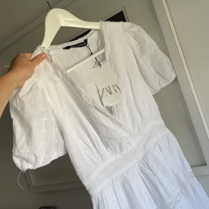 Zara klänning - Zara sommarklänning. Säljer pga för liten i strl. ☀️