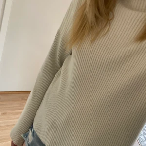 Tre stickade tröjor  - Plagg 1 - storlek s från vero moda 120kr + 60kr frakt Plagg 2 - storlek s från h&m 60kr + 40kr frakt Plagg 3 - storlek xs från h&m 70kr + 40kr frakt Allt kostar 300kr tillsammans inklusive frakt❤️  vid köp så pratar ni med mig så löser vi med swish❤️