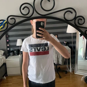 Levis t-shirt - Levis t-shirt i storlek xs i mycket bra skick. Frakt tillkommer med 51kr💕