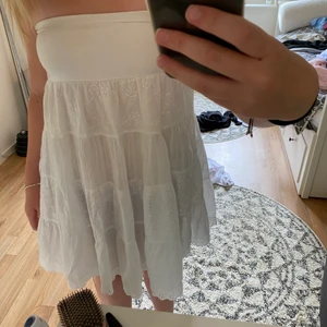 Klänning - En söt klänning som man också kan använda som en kjol❤️ köptes i Spanien och passar för mig som är s ❤️  köptes för 30 € så säljer den för 200kr + 24kr frakt 😊vid köp så pratar ni med mig så löser vi med swish❤️
