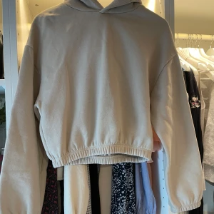 Beige Hoodie från Zara  - Beige hoodie från zara i storlek S. Säljer för 50 kr + frakt