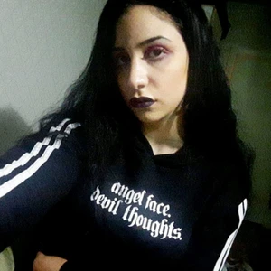 Cropped hoodie från Minga london - Cropped hoodie med två streck på armarna. Det står "Angel face Demon thoughts" på. Storlek är M/L men uppskattas till en M. Bra skick.