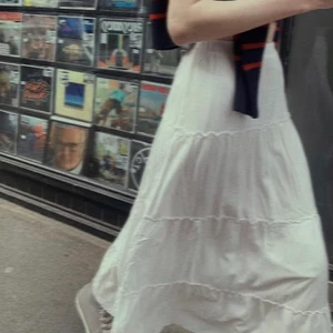 Izzy skirt - Vit Izzy skirt ifrån Brandy Melville. Använd ungefär 2 gånger och är i bra skick, dock är tyvärr lappen avklippt. Storlek One-size men passar XS-M. Köpt för 320kr. Skriv till mig privat om du har frågor! :) 