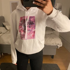 The cool elephant hoodie - En hoodie med tryck ifrån the cool elephant! Köpt för 800kr och använd ca 3ggr, dock så har den fått två små svarta prickar från en svart penna, går att se på bild nr 2🤍