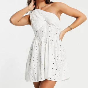 Klänning - Väldigt söt vit klänning🤍 Orsaken till att jag säljer den är för att jag råkade köpa två, därför inte använd med prislapp kvar!   Ordinariepris: 449kr