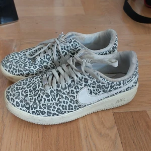 Nike air leopard- strl 39 - Köpte dessa second hand, lite för stora för mig. Sköna att gå i och snygga. 