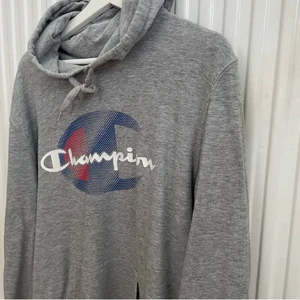 Champion hoodie  - Riktigt fet champion hoodie, retro. Storlek XL, men funkar alla storlekar beroende på hur man vill att den ska sitta. Använder den tyvärr inte lika mycket så vill att den ska hitta ett nytt hem!