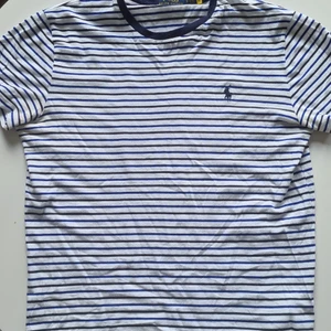 Polo Ralph Lauren T-shirts  - En snygg T-shirts från polo Ralph Lauren i bra skick Nypris 899kr