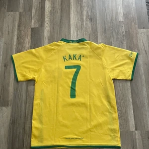 Brazil Home kit 2008 ”Kaka” - 2008-2009 Brazil Tröja med Kaka #7 på ryggen köpt i Sevilla. Tar bud från 200 kr. Skick 9/10